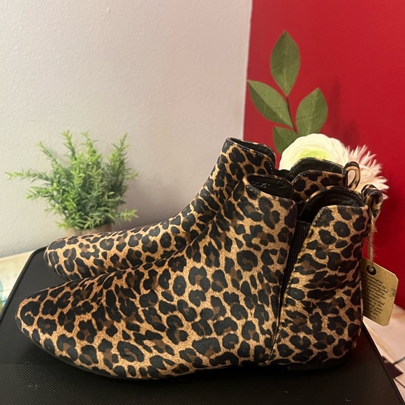 Born- Beautiful & Sleek Leopard Print Booties NWT 8.5 - Picture 2 of 12